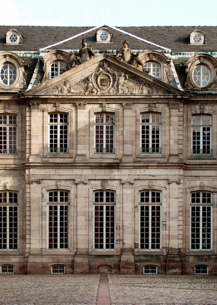 Fronton de la façade sur cour du palais Rohan, Photo : Mathieu Bertola – Musées de la Ville de Strasbourg