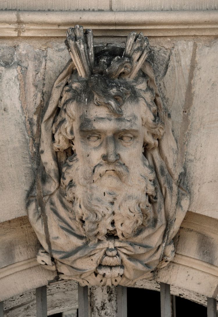 Mascaron sculpté représentant Moïse, façade d’entrée du palais Rohan, Photo : Mathieu Bertola – Musées de la Ville de Strasbourg