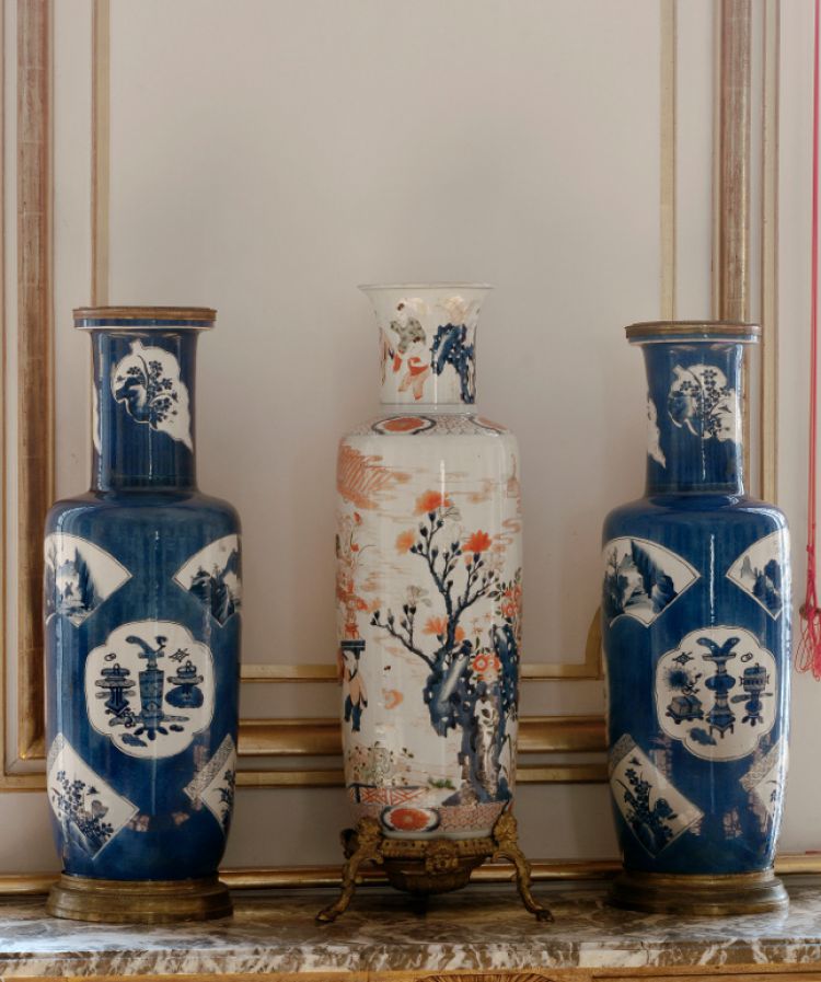 Grands vases rouleau, porcelaine chinoise, 1662-1722, salle des évêques du palais Rohan, Photo : Mathieu Bertola – Musées de la Ville de Strasbourg
