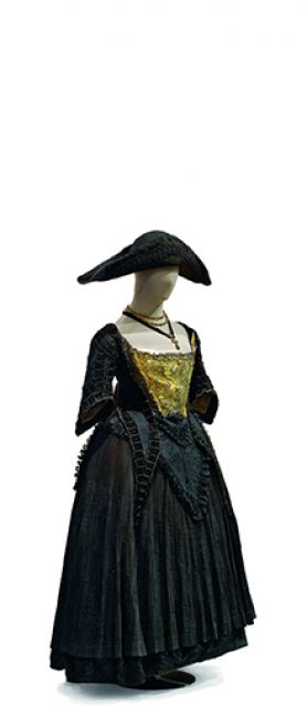 Costume dit de la « Belle Strasbourgeoise », fin XVIIe - début XVIIIe siècle, Photo : Mathieu Bertola – Musées de la Ville de Strasbourg