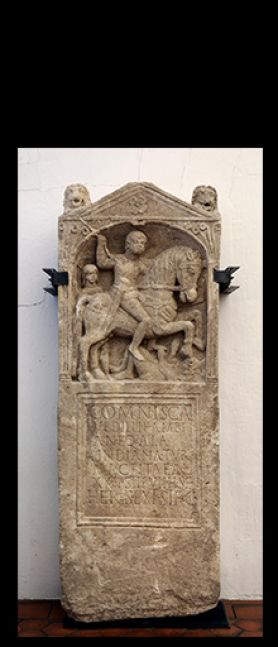 Stèle de Comnisca, Strasbourg-Koenigshoffen, fin du 1er siècle après J.-C., Photo : Musées de la Ville de Strasbourg