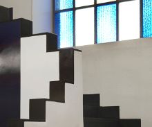 L’Escalier, œuvre collective de Theo van Doesburg, Sophie Taueber-Arp et Hans-Jean Arp, Photo : Mathieu Bertola – Musées de la Ville de Strasbourg