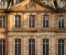Fronton de la façade sur cour du palais Rohan, Photo : Mathieu Bertola – Musées de la Ville de Strasbourg