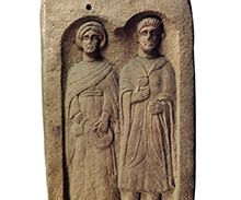 Stèle d’un couple de paysans, Oberhaslach, fin du 3ème siècle après J.-C., Photo : Musées de la Ville de Strasbourg
